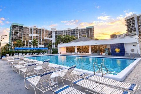 Condo in Hallandale Beach, Florida, 1 bedroom № 2406024 - photo 19