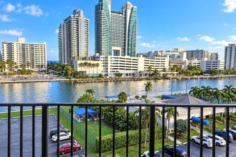 Condo in Hallandale Beach, Florida, 1 bedroom № 2406024 - photo 6
