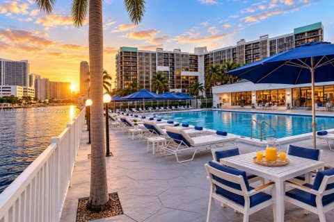 Condo in Hallandale Beach, Florida, 1 bedroom  № 2406024