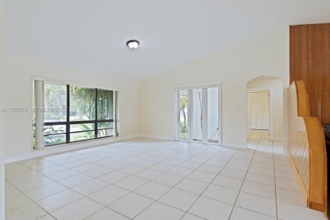House in Palmetto Bay, Florida 4 bedrooms, 285.67 sq.m. № 1984340 - photo 5