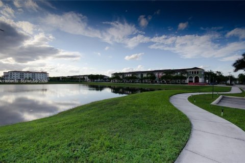 Condominio en venta en Doral, Florida, 2 dormitorios, 112.04 m2 № 2030078 - foto 4