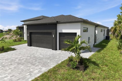 Villa ou maison à vendre à Port Charlotte, Floride: 4 chambres, 218.13 m2 № 2349796 - photo 2