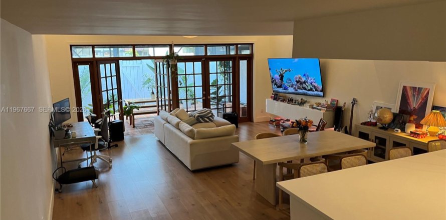 Adosado en Miami, Florida 3 dormitorios, 147.9 m2 № 2029942