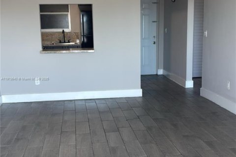 Copropriété à louer à North Miami, Floride: 1 chambre, 63.45 m2 № 1968899 - photo 3