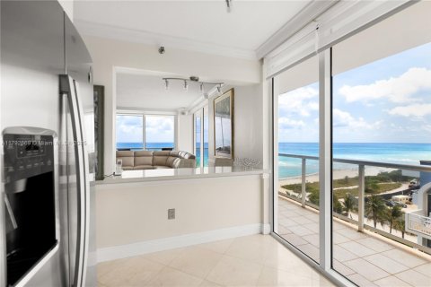 Copropriété à vendre à Surfside, Floride: 3 chambres, 209.96 m2 № 1695910 - photo 12