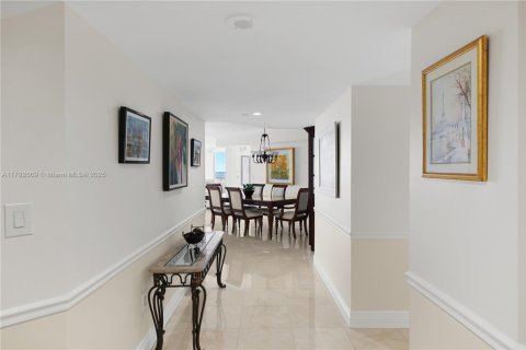 Copropriété à vendre à Surfside, Floride: 3 chambres, 209.96 m2 № 1695910 - photo 17