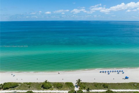 Copropriété à vendre à Surfside, Floride: 3 chambres, 209.96 m2 № 1695910 - photo 2