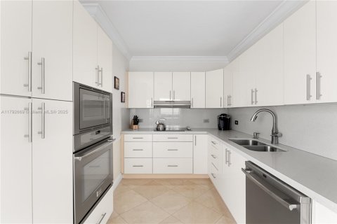 Copropriété à vendre à Surfside, Floride: 3 chambres, 209.96 m2 № 1695910 - photo 13