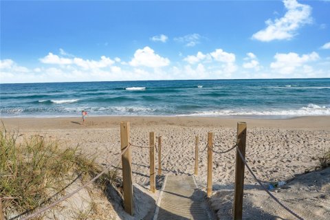 Condo in Palm Beach, Florida, 2 bedrooms № 2145801 - photo 13