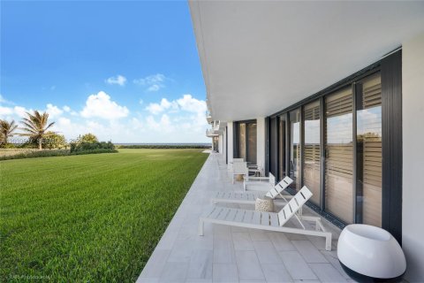 Condo in Palm Beach, Florida, 2 bedrooms № 2145801 - photo 2