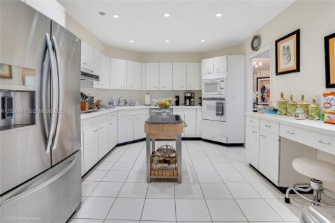 Condo in Palm Beach, Florida, 2 bedrooms № 2145801 - photo 11