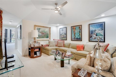 Condo in Palm Beach, Florida, 2 bedrooms № 2145801 - photo 10