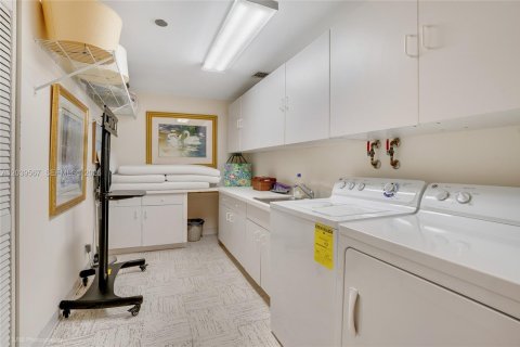 Condo in Palm Beach, Florida, 2 bedrooms № 2145801 - photo 8