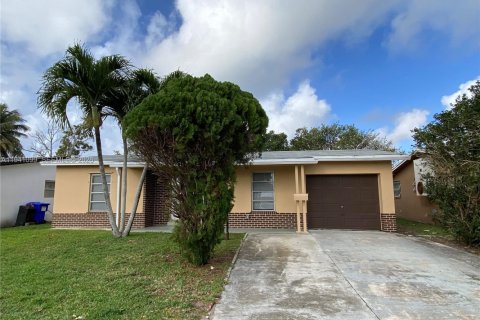 Casa en alquiler en North Lauderdale, Florida, 3 dormitorios, 121.05 m2 № 2017694 - foto 2
