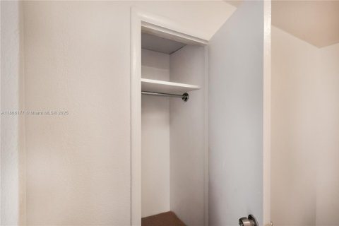 Condo in Miami, Florida, 2 bedrooms  № 1893539 - photo 13