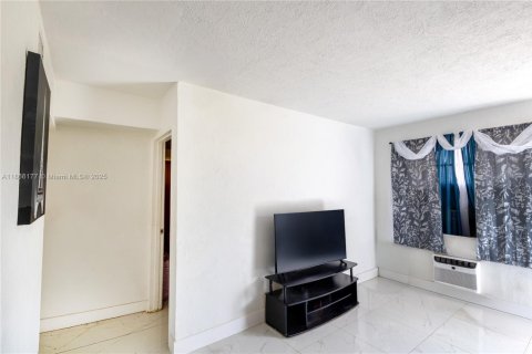 Condo in Miami, Florida, 2 bedrooms  № 1893539 - photo 7