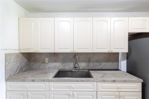 Condo in Miami, Florida, 2 bedrooms  № 1893539 - photo 10