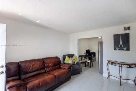 Condo in Miami, Florida, 2 bedrooms  № 1893539 - photo 5