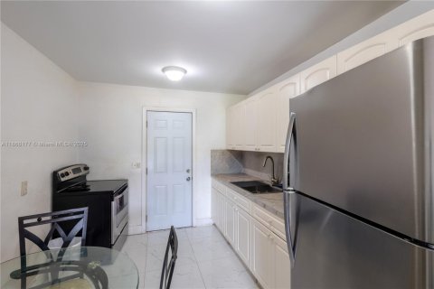 Condo in Miami, Florida, 2 bedrooms  № 1893539 - photo 9