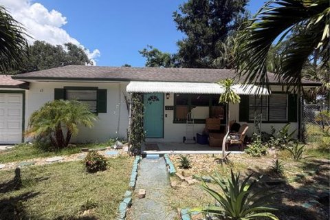 House in Saint Petersburg, Florida 3 bedrooms, 126.9 sq.m. № 2294976