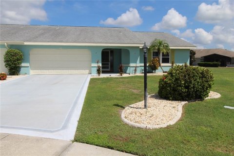 House in Sun City Center, Florida 2 bedrooms, 169.45 sq.m. № 2220871