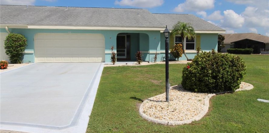 House in Sun City Center, Florida 2 bedrooms, 169.45 sq.m. № 2220871