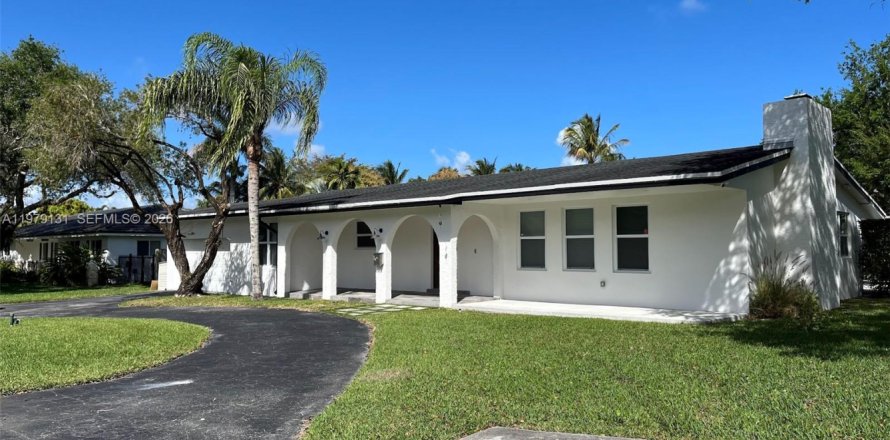 Villa ou maison à Palmetto Bay, Floride 4 chambres, 219.62 m2 № 2048816