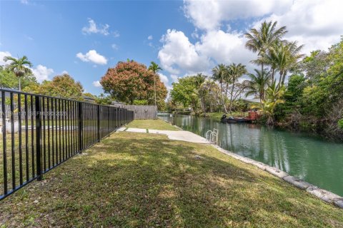 Villa ou maison à vendre à Palmetto Bay, Floride: 4 chambres, 219.62 m2 № 2048816 - photo 25