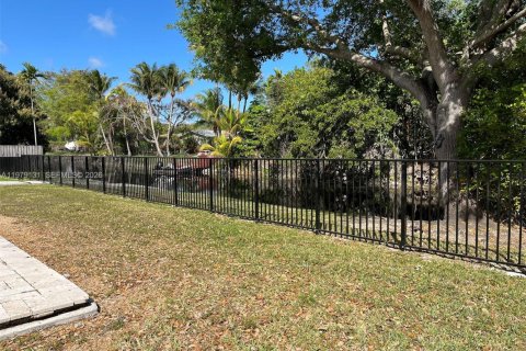 Villa ou maison à vendre à Palmetto Bay, Floride: 4 chambres, 219.62 m2 № 2048816 - photo 23