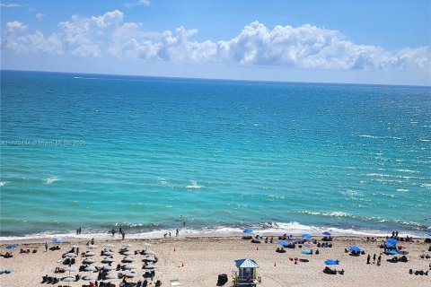 Купить кондоминиум в Холливуд, Флорида 1 спальня, 86.31м2, № 1704135 - фото 1