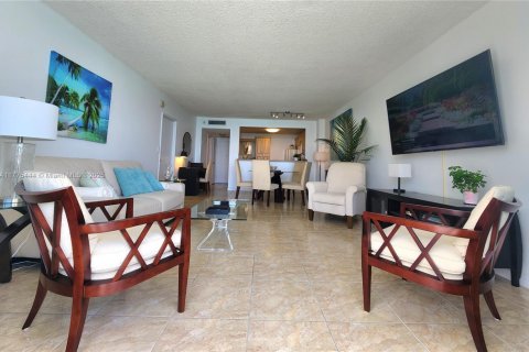 Купить кондоминиум в Холливуд, Флорида 1 спальня, 86.31м2, № 1704135 - фото 15