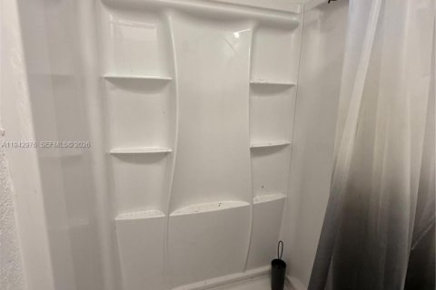 Commercial property in Hallandale Beach, Florida 1 bedroom, 97.83 sq.m. № 2001561 - photo 4