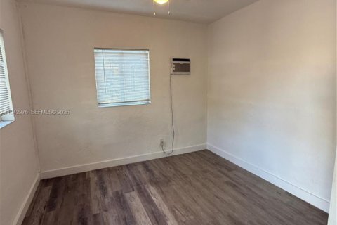 Commercial property in Hallandale Beach, Florida 1 bedroom, 97.83 sq.m. № 2001561 - photo 2