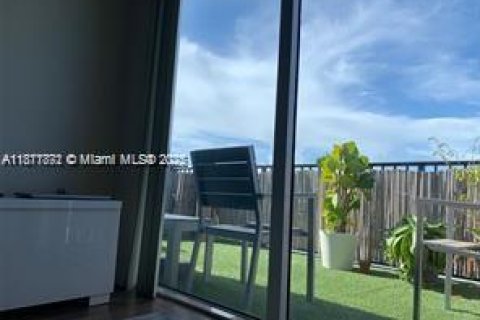 Condo in Miami, Florida, 2 bedrooms  № 1920174 - photo 11