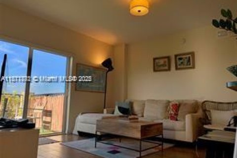 Condo in Miami, Florida, 2 bedrooms  № 1920174 - photo 13