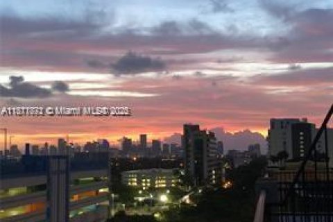 Condo in Miami, Florida, 2 bedrooms  № 1920174 - photo 1