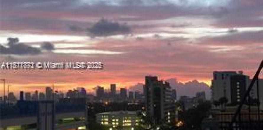 Condominio en Miami, Florida, 2 dormitorios № 1920174