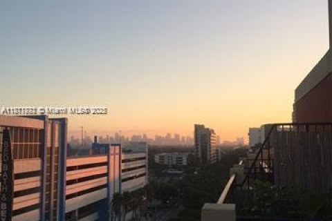 Condo in Miami, Florida, 2 bedrooms  № 1920174 - photo 8