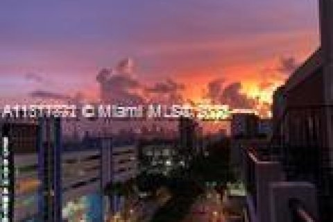 Condo in Miami, Florida, 2 bedrooms  № 1920174 - photo 3