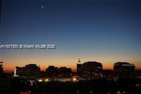 Condo in Miami, Florida, 2 bedrooms  № 1920174 - photo 2