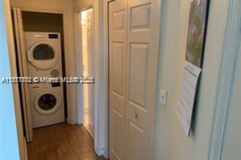 Condo in Miami, Florida, 2 bedrooms  № 1920174 - photo 15