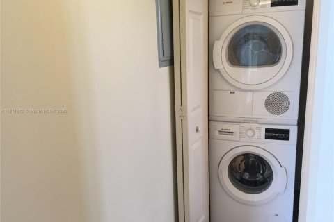 Condo in Miami, Florida, 2 bedrooms  № 1920174 - photo 27