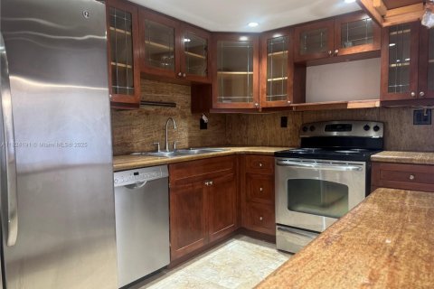 Condo in Miami, Florida, 2 bedrooms  № 1792558 - photo 15