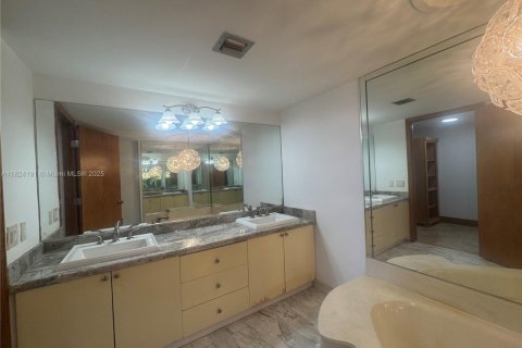 Condo in Miami, Florida, 2 bedrooms  № 1792558 - photo 17