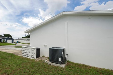 House in Clearwater, Florida 2 bedrooms, 96.15 sq.m. № 2347851 - photo 27