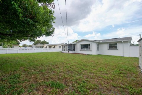 House in Clearwater, Florida 2 bedrooms, 96.15 sq.m. № 2347851 - photo 25