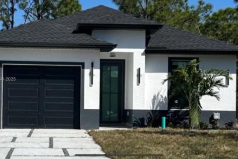 House in Punta Gorda, Florida 3 bedrooms, 126.35 sq.m. № 1701379 - photo 1