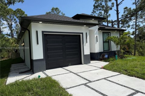 House in Punta Gorda, Florida 3 bedrooms, 126.35 sq.m. № 1701379 - photo 2