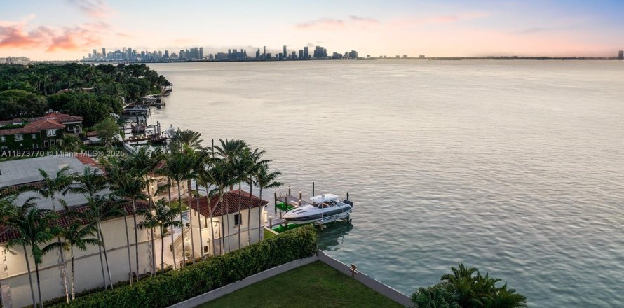 House in Miami Beach, Florida 6 bedrooms, 638.8 sq.m. № 1926275
