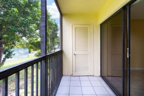 Снять в аренду квартиру в Корал-Спрингс, Флорида 2 спальни, 78.97м2, № 1992658 - фото 5